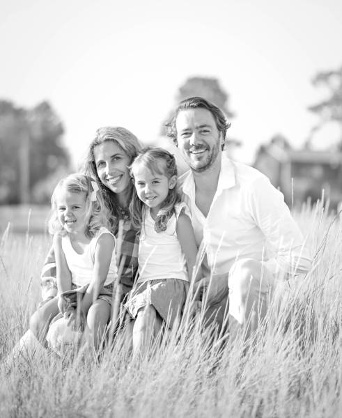 Shooting photo grossesse et famille à la plage proche de Arles avec un photographe professionnel